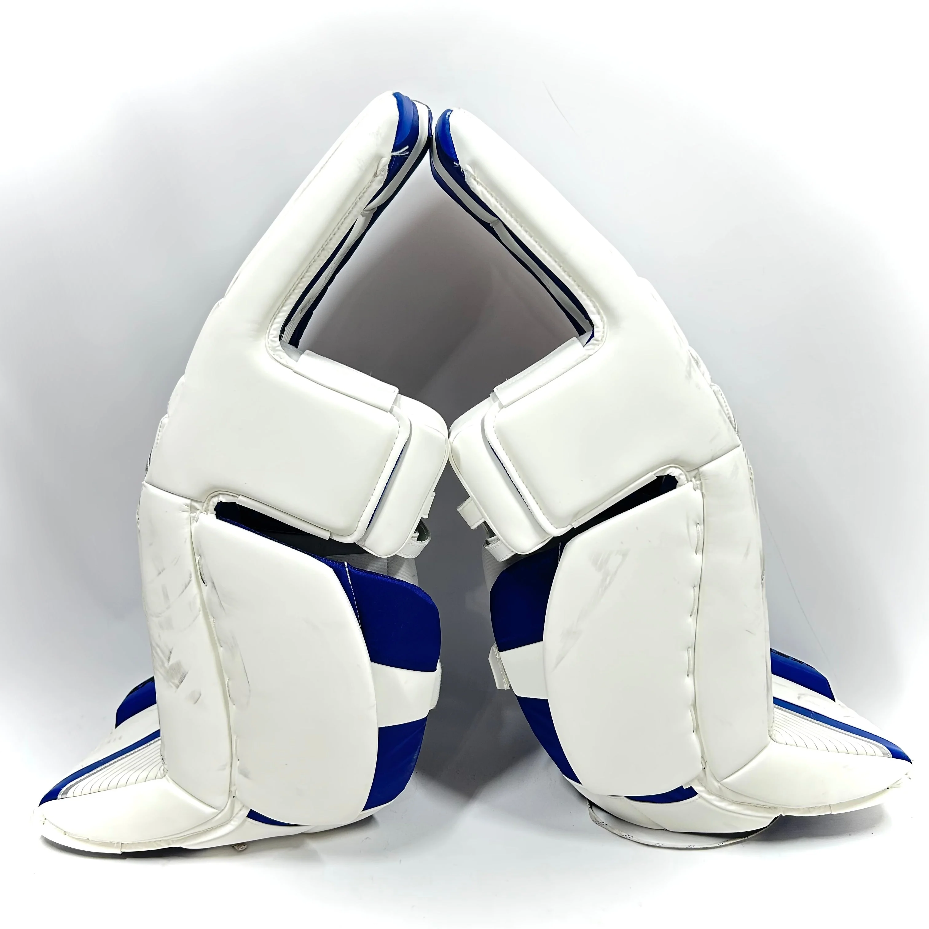 CCM Extreme Flex 6 - Used CHL Pro Stock Senior Goalie Pads (White/Blue) - Image 2