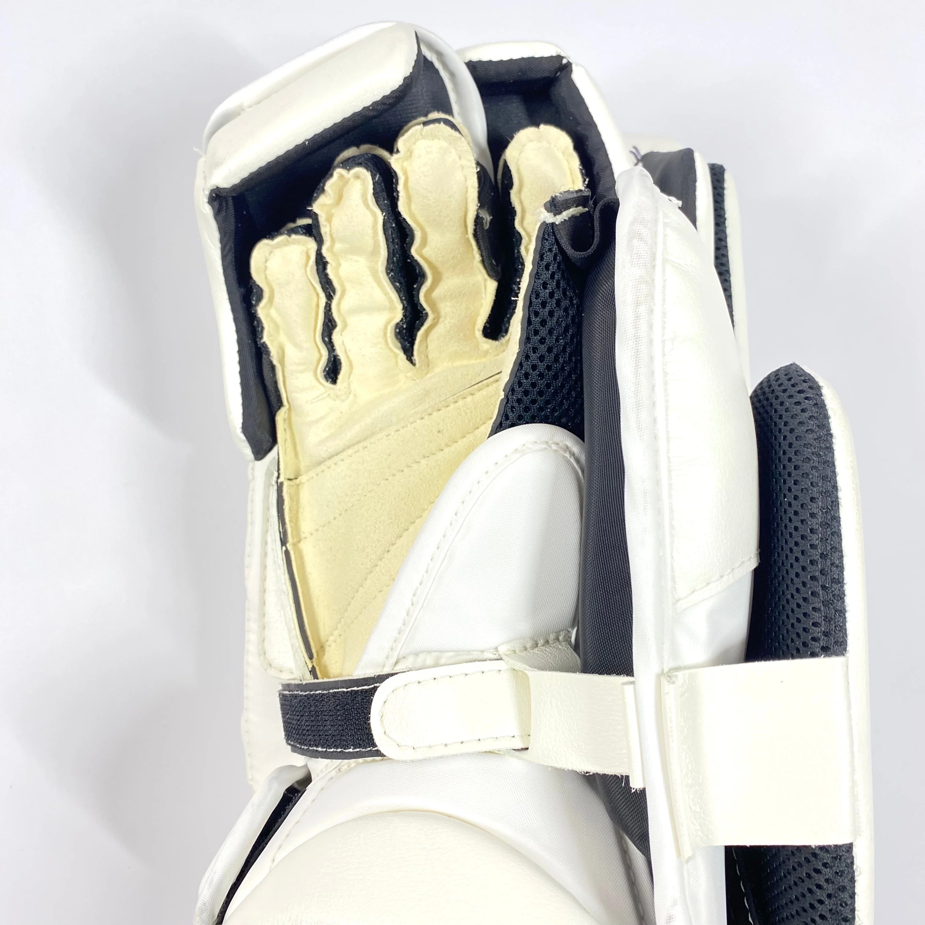 New True L12.2 - Frederick Andersen NHL Pro Stock Goalie Blocker (White/Blue) - Image 5